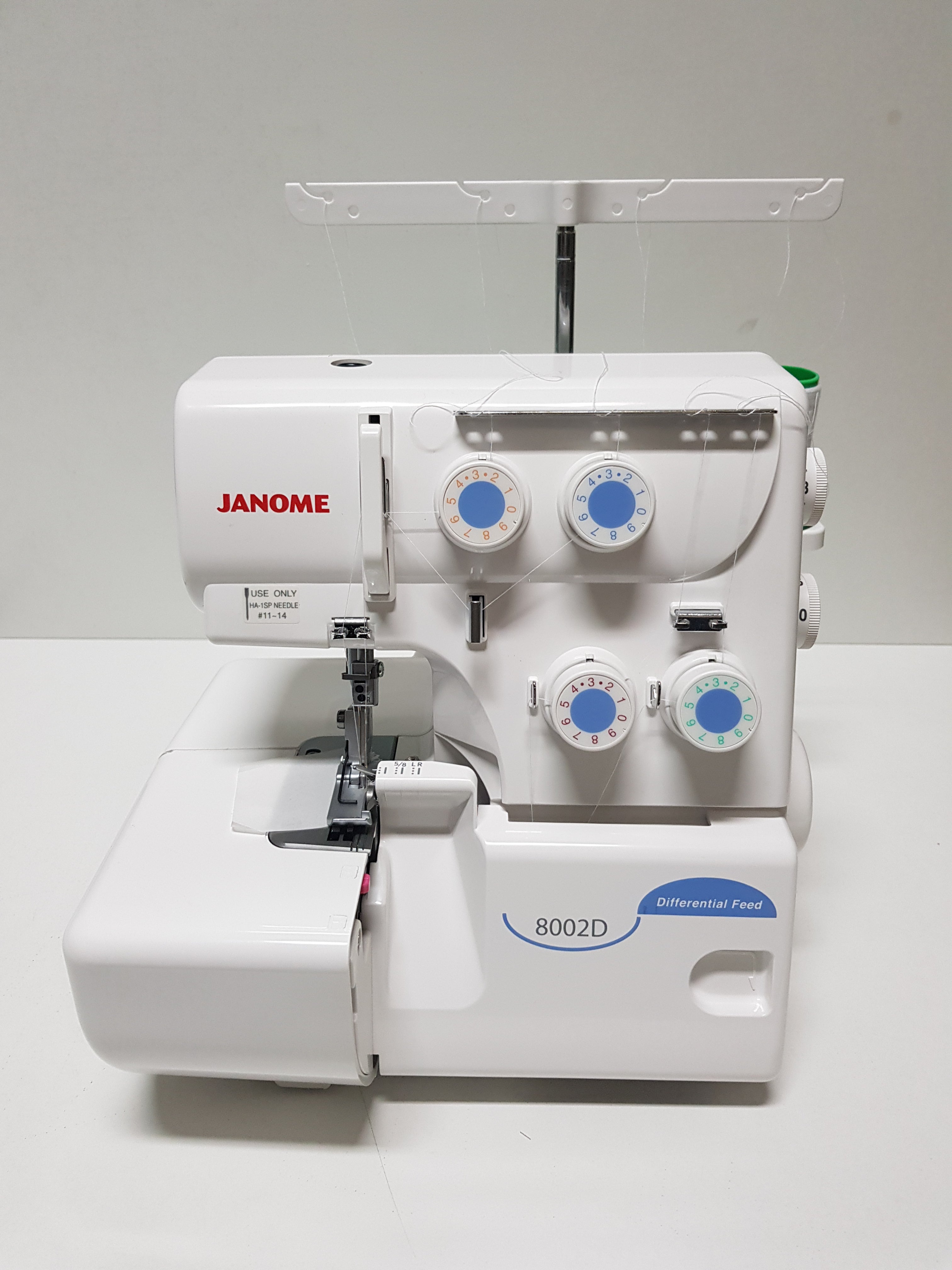 Máquina Corte Cose Janome 8002D