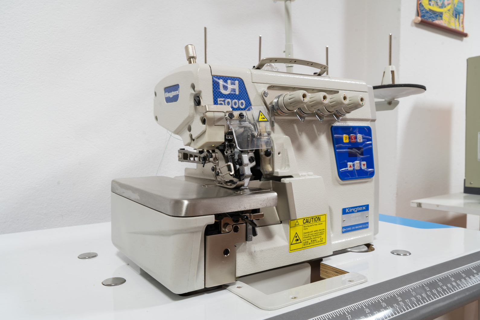 Máquina corte e cose Kingtex UHD5004