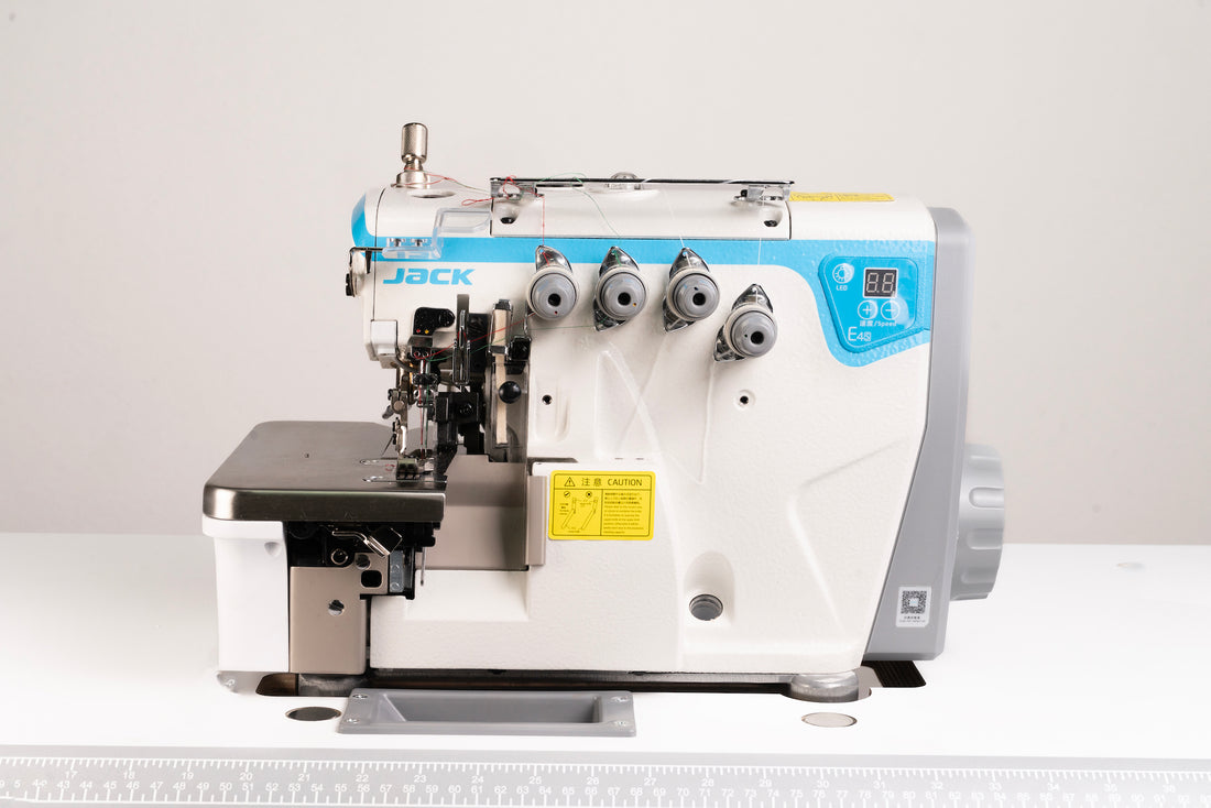 Máquina corte e cose Jack E4